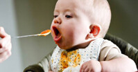 Có nên cho bé 5 tháng tuổi ăn bột ăn dặm không?