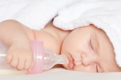 Có nên cho bé bú sữa công thức ban đêm để ngủ ngon hơn?