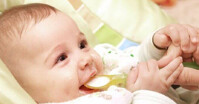 Có nên cho trẻ 4 tháng ăn bột ăn dặm không?