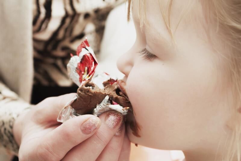 Có nên mang đến trẻ con ăn socola hoặc không?
