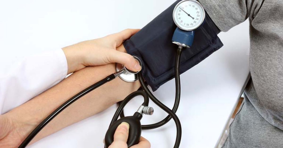 Có nên chọn mua máy đo huyết áp điện tử Omron không?