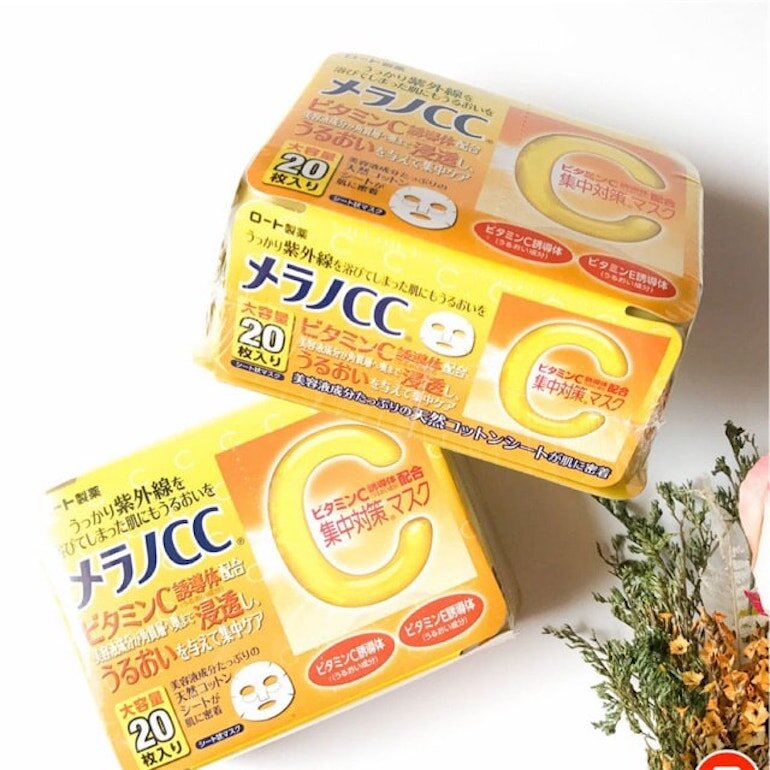 Mặt nạ CC Melano có thiết kế hộp nhựa màu cam vàng, thể hiện đúng tinh thần của thành phần Vitamin C.