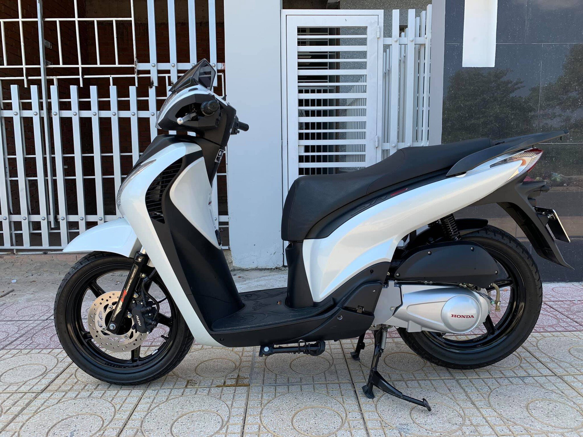 Honda SH màu đen mờ dễ lau chùi, không bám bẩn