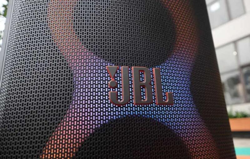 Loa JBL PartyBox 520 mạnh mẽ và di động, sẵn sàng cho các sự kiện lớn