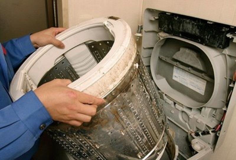 Vệ sinh máy giặt định kỳ để đảm bảo loại bỏ được tối đa bụi bẩn và vi khuẩn