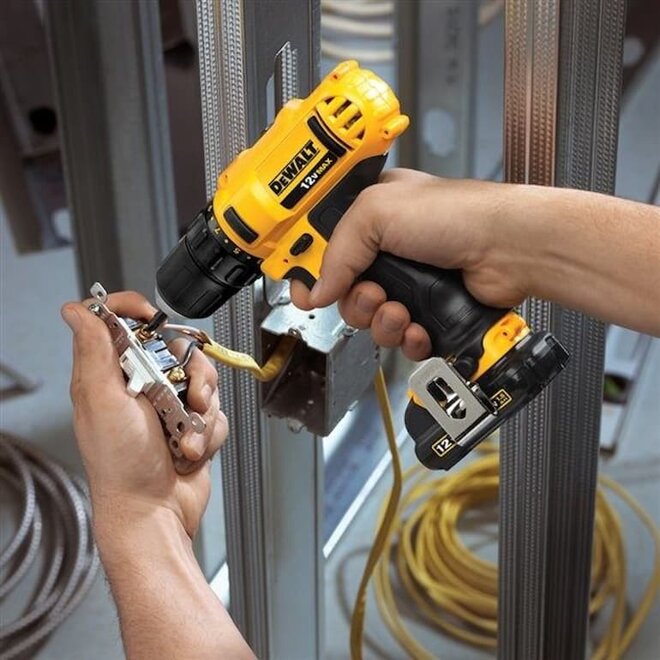 Máy khoan Dewalt của nước nào?