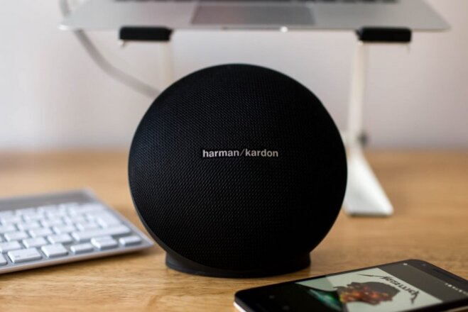 loa Harman Kardon Mini được nhà sản xuất còn được tích hợp một micro chống ồn