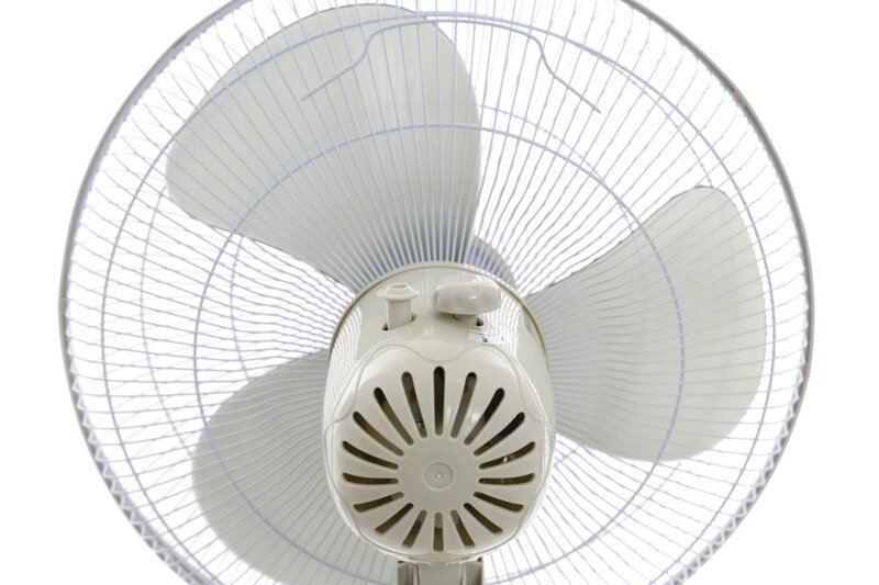 Quạt lửng Midea FTS40-17VD: Thiết kế nhỏ gọn, gió xa 4 mét