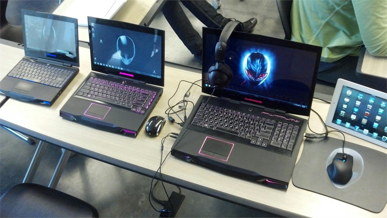 Thiết kế máy chơi tính chơi game thường có màu đỏ đen