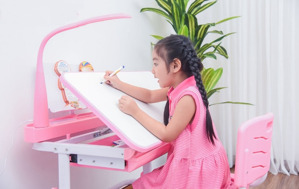 Đánh giá bàn học Kachi có giúp chống gù, chống cận không chi tiết