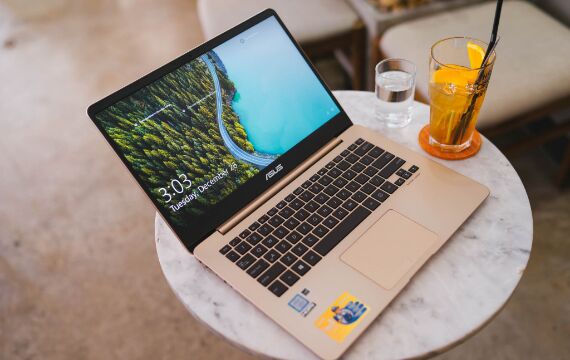 Đánh giá laptop Asus Zenbook UX430 có tốt không, giá bao nhiêu?