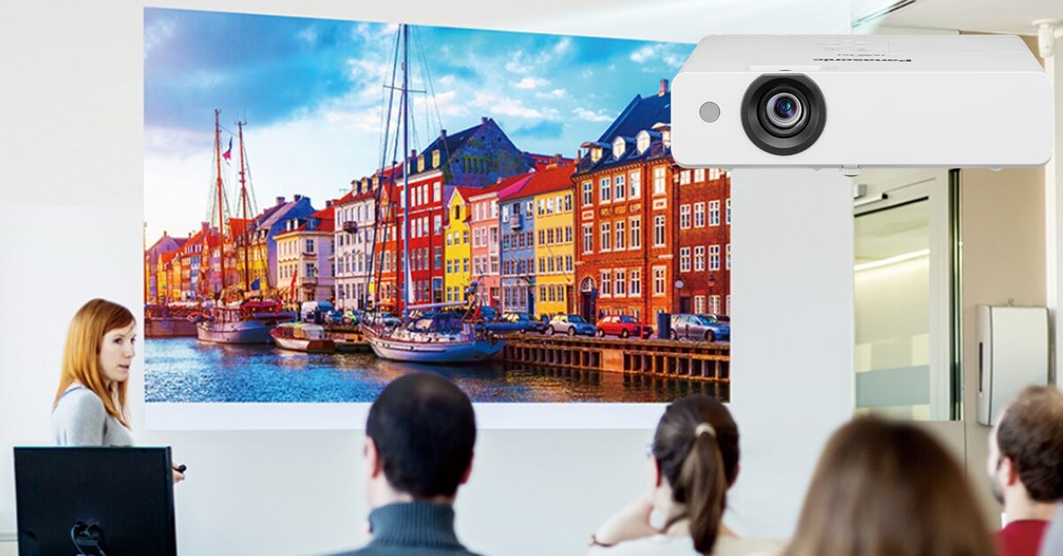 Đánh giá máy chiếu Panasonic PT-LB305: Linh hoạt, dễ sử dụng, giá phải chăng