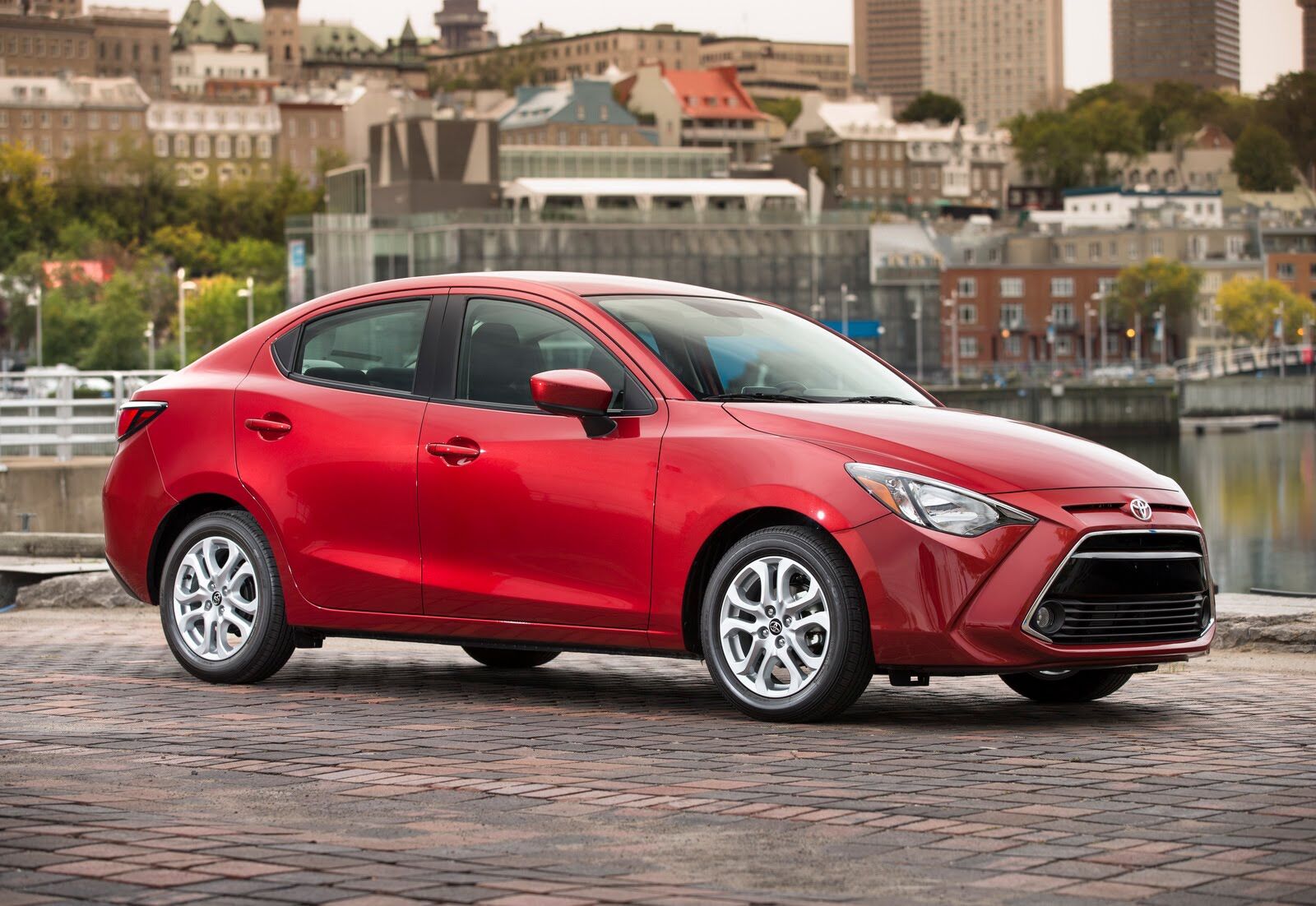 Đánh giá Toyota Yaris: ô tô cỡ nhỏ, lái mướt