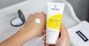 Đánh giá về kem chống nắng Image 32 – lựa chọn vàng cho da dầu mụn?