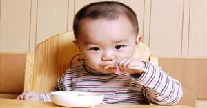 Dạy trẻ tự xúc ăn theo phương pháp Montessori