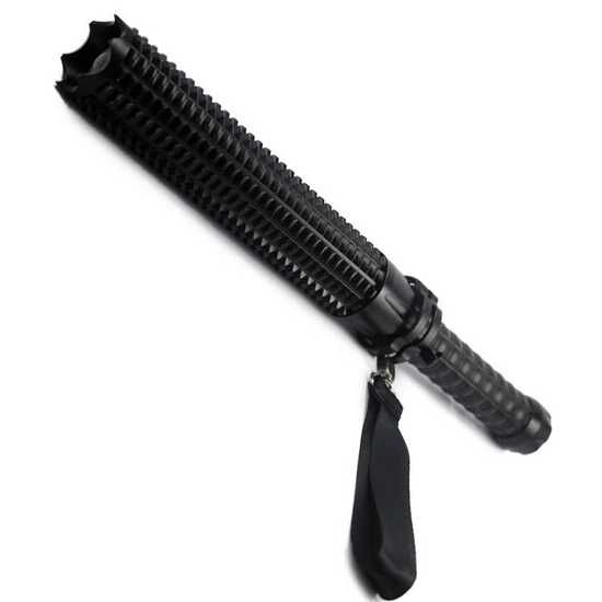 Đèn pin tự vệ có phải vũ khí hay công cụ hỗ trợ và có bị cấm sử dụng không?