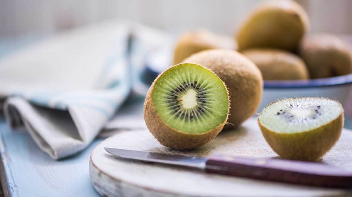 Kiwi có chứa nhiều chất xơ và vitamin tốt cho hệ tiêu hóa của bé