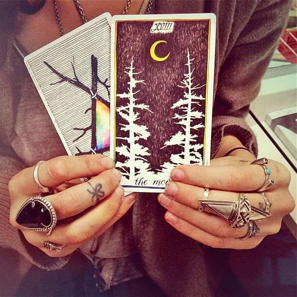 Điểm danh các quán cà phê xem bài Tarot "chuẩn" nhất Hà Nội