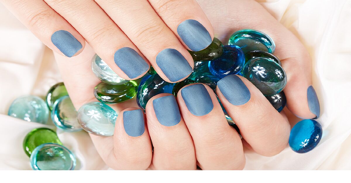 Điểm nhanh 5 màu sơn móng tay đẹp giúp bạn nổi bật trong đêm Giáng Sinh.