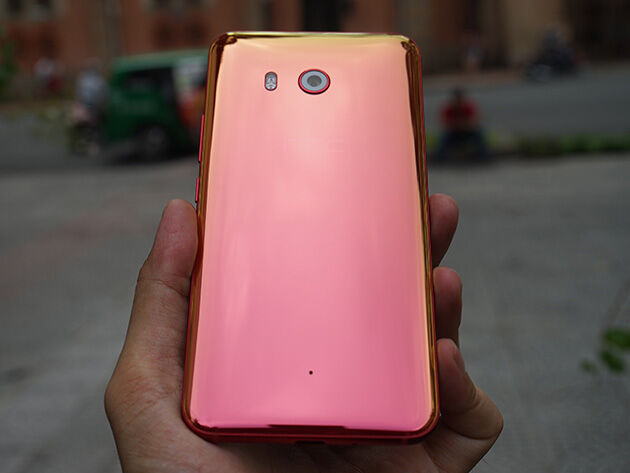 Điện thoại HTC U11 gây ấn tượng với khả năng đổi màu