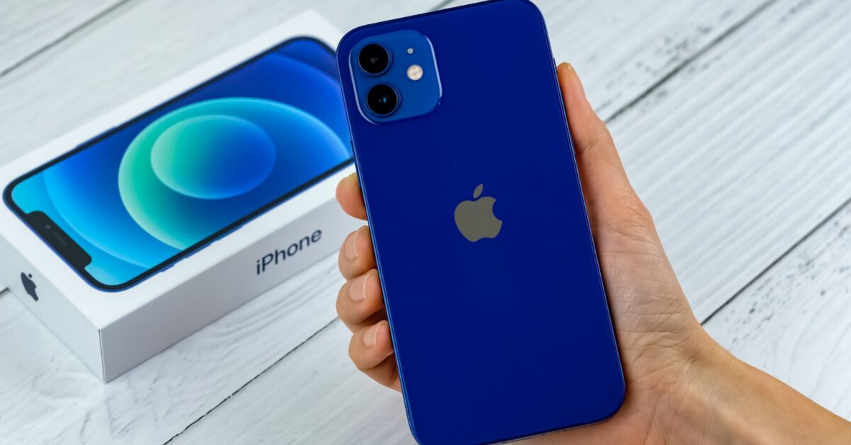Điện thoại iPhone 12 cũ giá bao nhiêu? Có nên mua không?