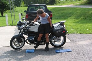 Độc chiêu dựng xe mô-tô phân khối lớn khi bị đổ