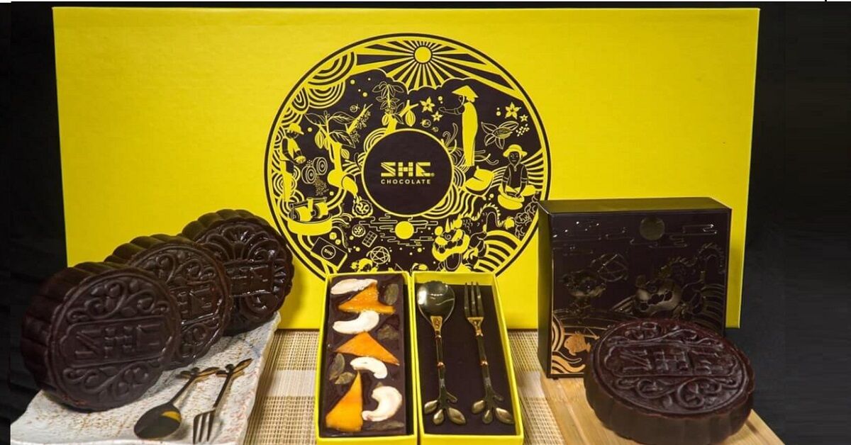 Độc đáo bánh Trung thu SHE 2023 với vỏ bánh Socola thơm mềm hấp dẫn