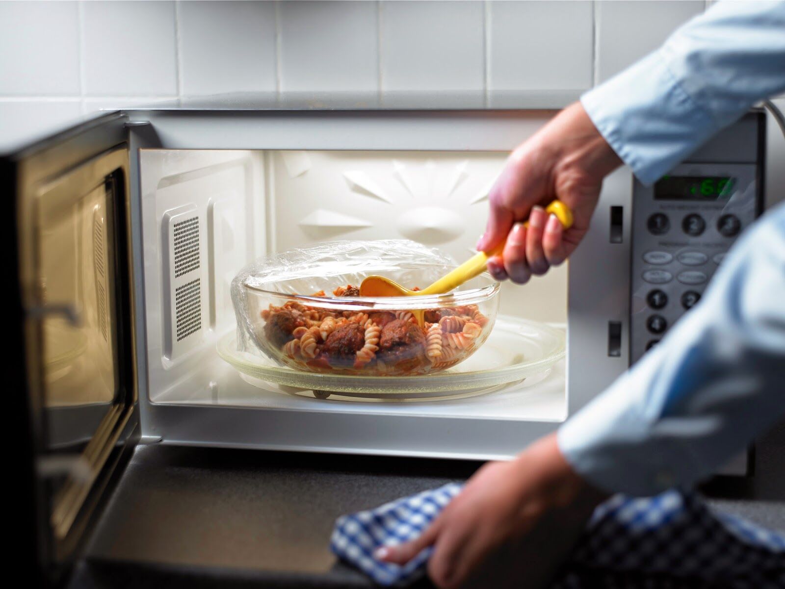 Dùng lò vi sóng hâm chín đồ ăn như thế nào tốt nhất?