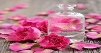 Dùng tinh dầu hoa hồng làm trắng da