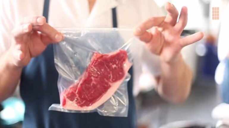 Khi cho thịt sống vào tủ lạnh LG GR-D305MC, bạn phải buộc chặt miệng túi 