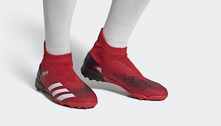Việc không sử dụng dây buộc giày sẽ giúp tăng diện tích tiếp xúc bóng lên rất nhiều so với các sản phẩm giày bóng đá có dây buộc