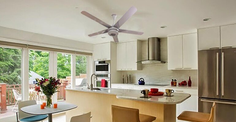 Có thể kết hợp cả quạt trần và máy lạnh giúp luồng không khí mát lan toả nhanh công suất quạt trần