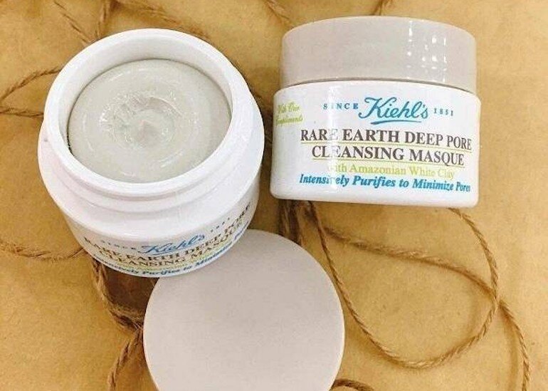 Kiehl's Rare Earth Deep Pore Cleansing Masque կավե դիմակի ձևավորումն ունի բանկա ձև և բավականին պարզ սպիտակ երանգ: