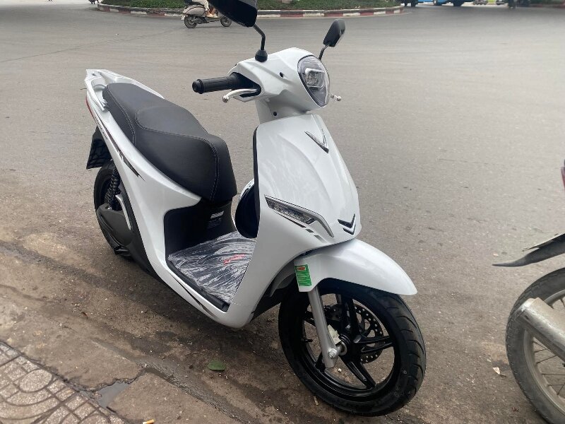 VinFast Feliz 2025 giá rẻ kỷ lục, pin đi gần 300 km/lần sạc