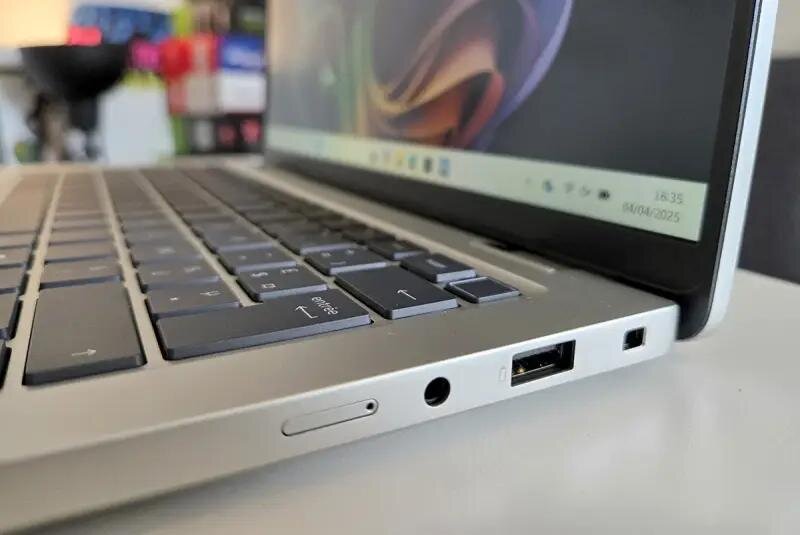 Cổng kết nối đầy đủ so với một chiếc laptop 14 inch