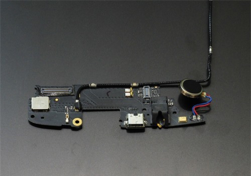 Mạch phụ mặt trước và sau với loa ngoài, cổng kết nối USB, micro& ở phần đuôi máy.
