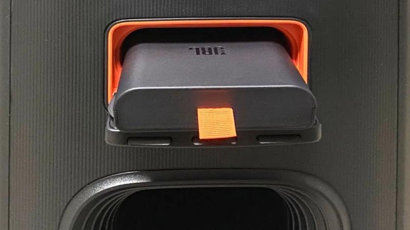 JBL PartyBox Stage 320: “Cỗ máy” khuấy động mọi bữa tiệc, âm thanh mạnh mẽ, thiết kế bền bỉ