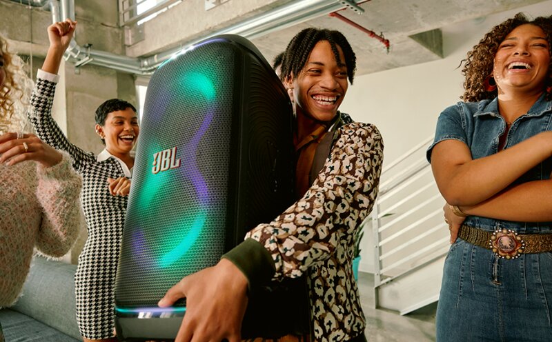 JBL PartyBox Stage 320: “Cỗ máy” khuấy động mọi bữa tiệc, âm thanh mạnh mẽ, thiết kế bền bỉ