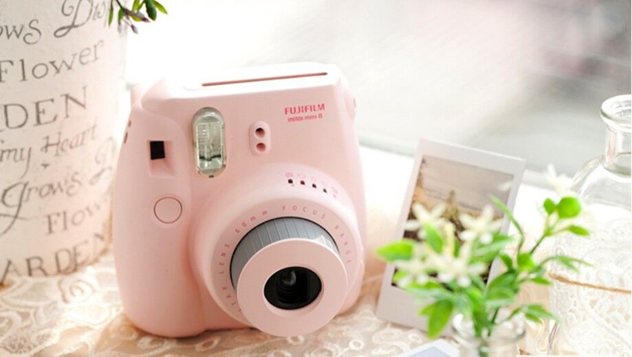 Fujifilm Instax Mini 8: Cho tôi một vé về tuổi thơ