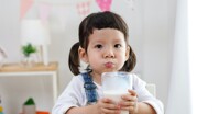 Ghi nhớ 4 thời điểm ngừng sử dụng sữa tươi và sữa bột thích hợp cho bé