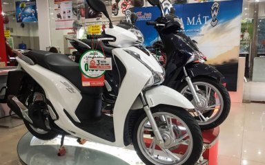 Giá xe máy Honda SH 2017 tại đại lý "trên trời" vẫn đắt như tôm tươi