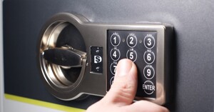 Giải đáp thắc mắc nên dùng két sắt khóa điện tử hay khoá cơ?