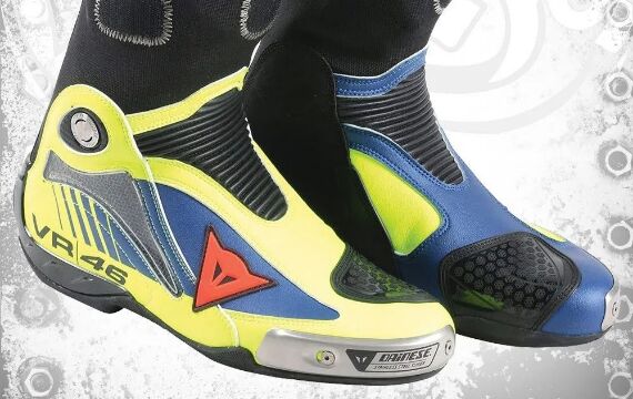 Giày moto chống nước nào tốt: Scoyco Dainese Alpinestars SIDI