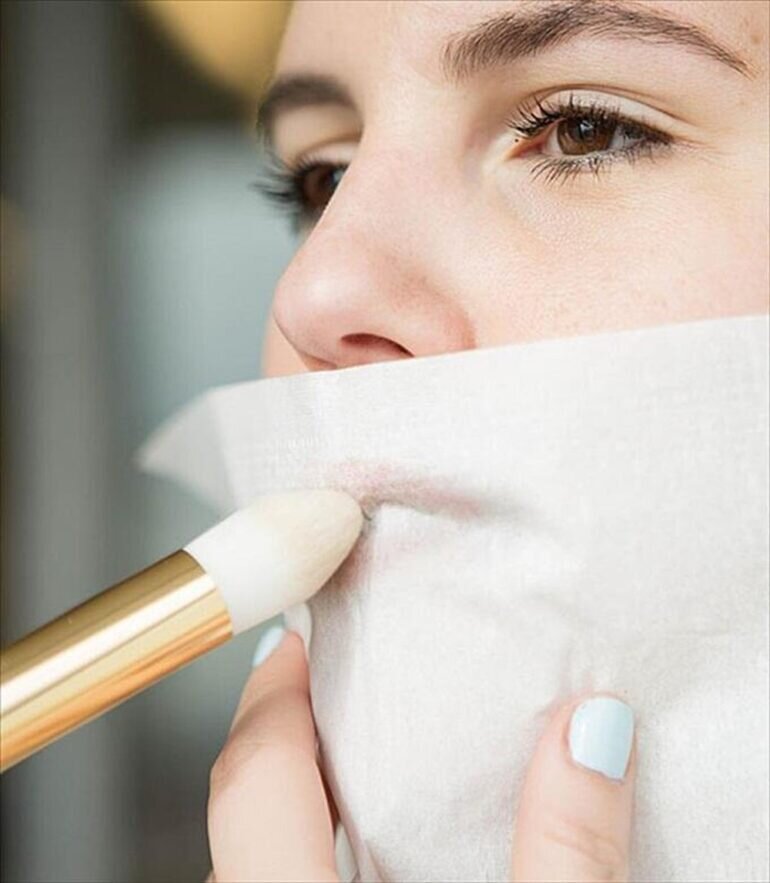 Sử dụng phấn bột phủ lên môi trước khi tô son