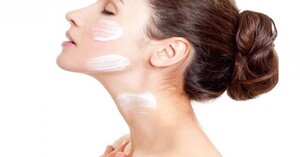 Gợi ý top 3 kem dưỡng da vùng cổ tốt nhất 2021
