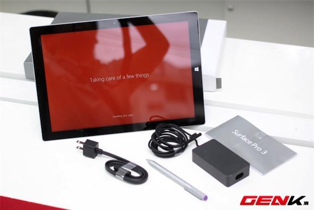 Trọn bộ sản phẩm có Surface Pro 3, bộ sạc, sách hướng dẫn và bút cảm ứng.