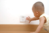 Hiểm họa từ đồ gia dụng khiến bé nguy hiểm