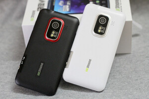 HKPhone RACER trình diễn khả năng chơi game “nặng”