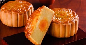 Hướng dẫn cách làm bánh trung thu trứng muối thơm ngon, hấp dẫn