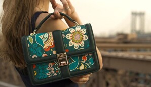 Hướng dẫn cách phối đồ với túi xách nữ Venuco Madrid đơn giản sang đẹp